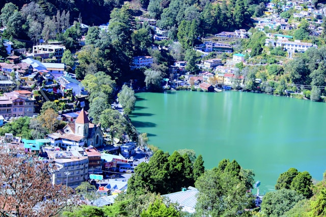 experiencing snowfall in Nainital, plan your visit between late December and February